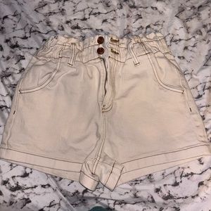 CREAM JEAN SHORTS